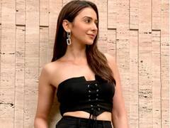 Rakul Preet Singh Pics: ब्लैक आउटफिट में रकुल प्रीत सिंह ने दिखाया स्टनिंग लुक, ऑफ शोल्डर टॉप में एक्ट्रेस को देख दिल हार बैठे फैंस