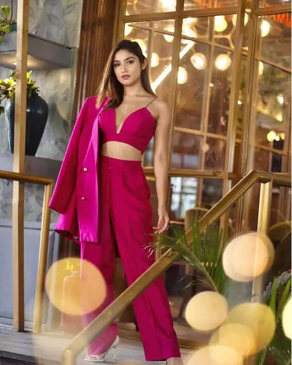 बिग बॉस की एक्स कंटेस्टेंट डोनल बिष्ट ने अपने गॉर्जियस लुक से बढ़ाया इंटरनेट का तापमान, देखें फोटो