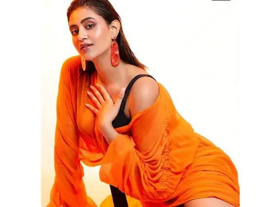 ઈન્ટરનેટ સેન્સેશન અંજલિ અરોરા પહેલાથી જ તેની બોલ્ડ સ્ટાઈલ માટે જાણીતી છે, પરંતુ 'લોક અપ'માં જોવા મળ્યા પછી હવે, અંજલિ વધુ બોલ્ડ થઈ ગઈ છે.