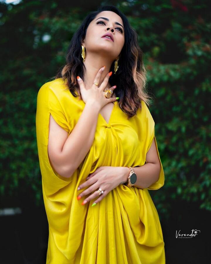 తాజాగా ఈ బ్యూటీ కొన్ని ఫొటోలను షేర్ చేసింది.(Courtesy: Anasuya Instagram)