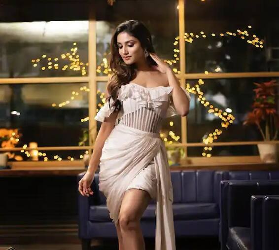 बिग बॉस की एक्स कंटेस्टेंट डोनल बिष्ट ने अपने गॉर्जियस लुक से बढ़ाया इंटरनेट का तापमान, देखें फोटो