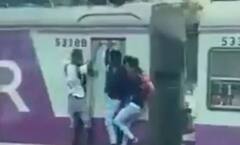 Watch: ਮੁੰਬਈ ਦੀ ਲੋਕਲ ਟ੍ਰੇਨ ਤੋਂ ਡਿੱਗਿਆ ਨੌਜਵਾਨ, ਵੀਡੀਓ ਹੋਈ ਵਾਇਰਲ