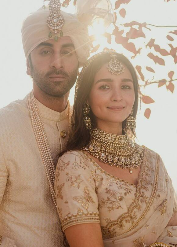 मोजक्या पाहूण्यांच्या उपस्थितीमध्ये रणबीर आणि आलियाचा लग्न सोहळा पार पडला. आलियानं तिच्या विवाह सोहळ्यातील फोटो सोशल मीडियावर शेअर केले होते.  (Alia Bhatt/instagram)