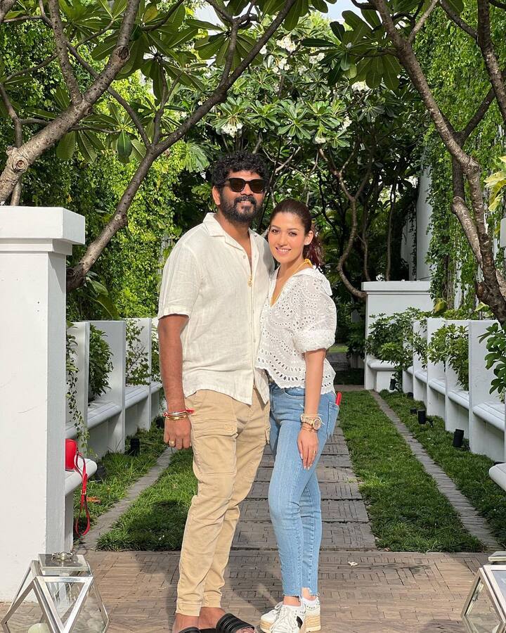 Nayanthara Honeymoon Photos : સાઉથ ઈન્ડિયન સ્ટાર્સ નયનતારા અને વિગ્નેશ શિવન લગ્ન બાદ હનીમૂન માટે થાઈલેન્ડ પહોંચ્યા હતા. થાઈલેન્ડથી વિગ્નેશે હનીમૂનની ઘણી તસવીરો શેર કરી હતી જે સોશિયલ મીડિયા પર ખૂબ વાયરલ થઈ હતી.