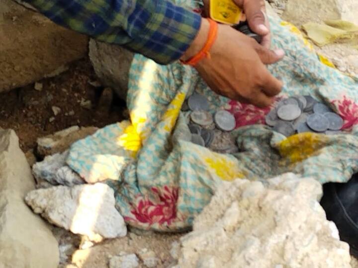 Jhansi british era coins found during excavation of river ANN Jhansi News: झांसी में सुखनई नदी की खुदाई के दौरान मिले ब्रिटिश कालीन सिक्के, प्रशासन ने कही ये बात