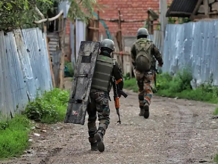 Jammu and Kashmir Shopian Reban Encounter between security forces continues Shopian Encounter: जम्मू-कश्मीर के शोपियां में आतंकियों से सुरक्षाबलों की मुठभेड़ जारी