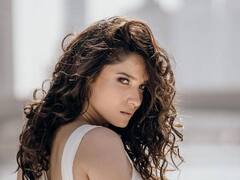 PHOTO: तुम हुस्न परी...पांढऱ्या रंगाचा गाऊन परिधान केलेल्या अंकिता लोखंडेचा किलर लूक!