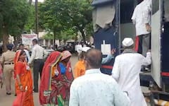 Nashik News : 'आमची मत चालतात तुम्हाला, आमची भेट न्हाय चालत', नाशिकमध्ये आदिवासी संघटनेचे मंत्री डॉ. पवार यांच्या निवासस्थानी आंदोलन 