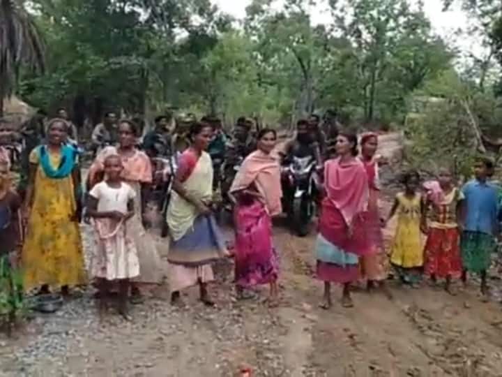 Sukma district Army is constructing roads in Naxal affected area of villagers happy with jawans Chhattisgarh ANN Sukma News: सुकमा के नक्सली इलाकों में नाच-गाकर ग्रामीण कर रहे सेना का स्वागत, इस वजह से जवानों से बेहद खुश हैं लोग