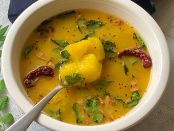 Raw Mango Dal Recipe: कच्चे आम से बनाएं हेल्दी और चटपटी दाल, जानिए रेसिपी