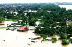 આસામમાં ફાટ્યું વરસાદી આભ, રેતીના ઢગની જેમ વહી રહ્યાં છે પાણીમાં મકાનો; જુઓ કેવી છે સ્થિતિ