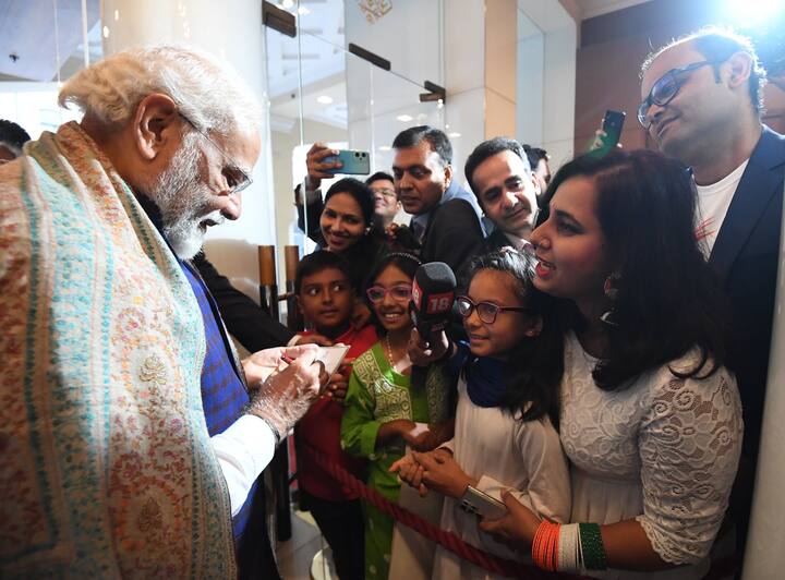 पीएम मोदी ने म्यूनिख में बच्चों से मुलाकात कर उन्हें ऑटोग्राफ भी दिए.