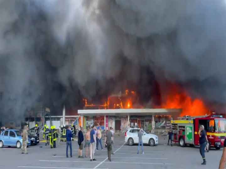 Missile Strike Hits Crowded Mall In East Ukraine, Deaths Reported  Authorities | Video: रूसी मिसाइल हमले के बाद भीड़-भाड़ वाले 'मॉल' में लगी  आग, कम से कम 16 लोगों की मौत