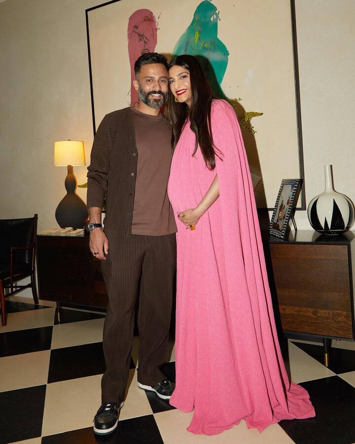 प्रेगनेंसी की खबर आने के बाद से सोनम लगातार अपने बेबी बंप की फोटो शेयर कर लगातार सुर्खियों में बनी हुई हैं. हाल ही में उनके गोद भराई के फंक्शन की भी तमाम फोटो-वीडियो सामने आईं थीं.