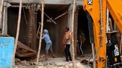 बनारस में भी एक्शन में दिखा बाबा का बुलडोजर, अवैध बिल्डिंग पर प्रशासन की कार्रवाई