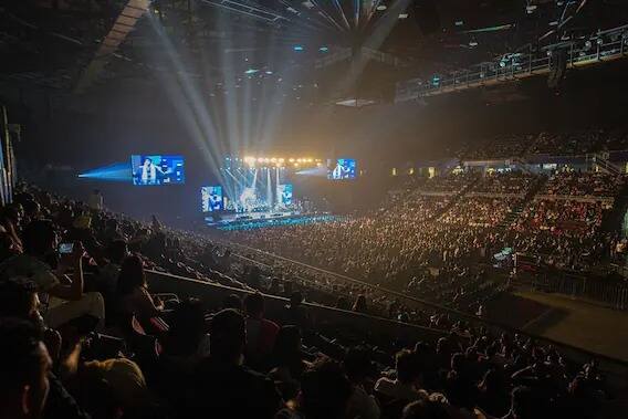 ਵੈਨਕੂਵਰ ਸਟੇਡੀਅਮ 'ਚ ਕਪਿਲ ਸ਼ਰਮਾ ਦੇ ਲਾਈਵ ਸ਼ੋਅ 'ਚ ਇਕ ਵੱਖਰਾ ਹੀ ਨਜ਼ਾਰਾ ਦੇਖਣ ਨੂੰ ਮਿਲਿਆ। ਕਪਿਲ ਦੇ ਸ਼ੋਅ ਲਈ ਹਜ਼ਾਰਾਂ ਲੋਕ ਪਹੁੰਚੇ ਸਨ।