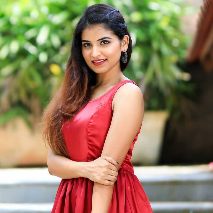 కార్తీకదీపం సీరియల్ జనరేషన్ మారిన తర్వాత కూడా బుల్లితెర అభిమానుల్ని అలరిస్తోంది. డాక్టర్ బాబు, వంటలక్క ఉన్నప్పుడు డాక్టర్ బాబు ప్రేమకోసం కుట్రలు చేసే పాత్రలో మోనిత(శోభాశెట్టి) అదరగొట్టేసింది. ఇప్పుడు జనరేషన్ మారిన తర్వాత డాక్టర్ సాబ్ పై రౌడీ బేబీ మనసుపడింది. డాక్టర్ సాబ్ హిమని పెళ్లిచేసుకోవాలి అనుకుంటున్నాడు. వీళ్లిద్దర్నీ పక్కకు తప్పించే నిరుపమ్ ని సొంతం చేసుకునే ప్లాన్ లో ఉంది డాక్టర్ శోభాదేవి.