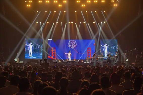 ਕਪਿਲ ਸ਼ਰਮਾ ਨੇ ਖਚਾਖਚ ਭਰੇ ਸਟੇਡੀਅਮ ਨਾਲ ਆਪਣੀ ਕਲੋਜ਼-ਅੱਪ ਤਸਵੀਰ ਵੀ ਸ਼ੇਅਰ ਕੀਤੀ ਹੈ। ਜਿਸ 'ਚ ਉਹ ਆਪਣੇ ਹੀ ਅੰਦਾਜ਼ 'ਚ ਲੋਕਾਂ ਤੋਂ ਚੁਟਕਲੇ ਲੈਂਦੇ ਨਜ਼ਰ ਆ ਰਹੇ ਹਨ।