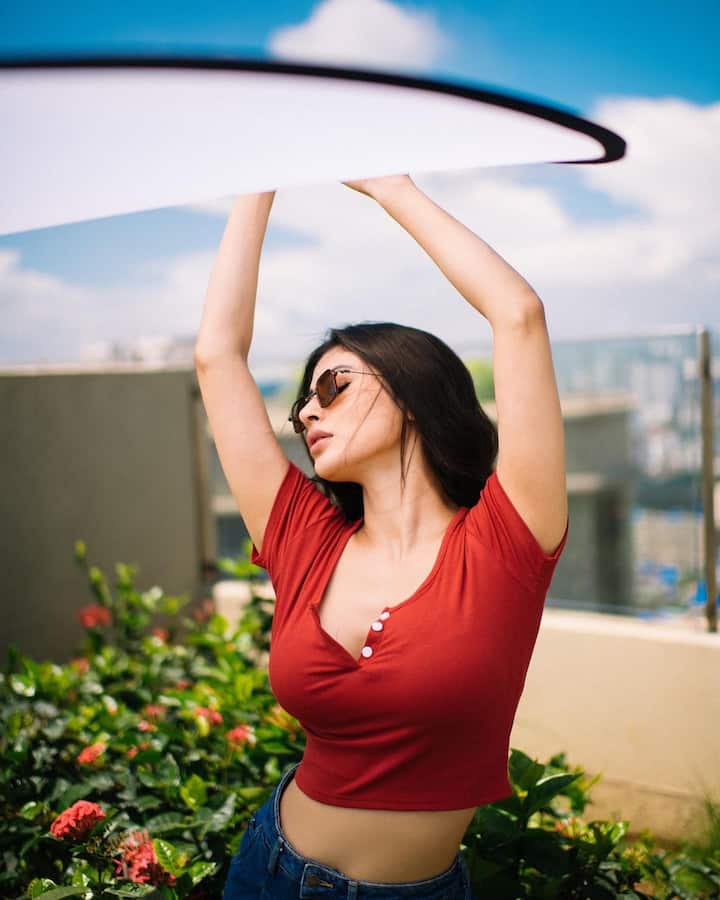 Mouni posted a couple of photographs from her most recent session on Instagram today. Mouni rocked a red crop top for a casual and cool style. The sunglasses that she wore accentuated her cool style.