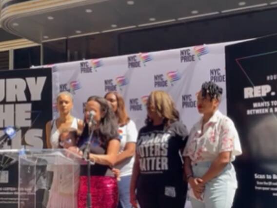 Watch: गर्भपात पर सुप्रीम कोर्ट के फैसले के खिलाफ न्यूयॉर्क में प्राइड मार्च का आयोजन Watch: गर्भपात पर सुप्रीम कोर्ट के फैसले के खिलाफ न्यूयॉर्क में प्राइड मार्च का आयोजन