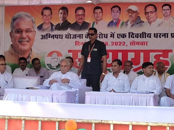 Chhattisgarh news Congress did Satyagraha including CM Bhupesh Baghel in protest against Agneepath Scheme ANN Agnipath Scheme: अग्निपथ के विरोध में छत्तीसगढ़ कांग्रेस ने किया सत्याग्रह, सीएम बोले- ये युवाओं के साथ खिलवाड़