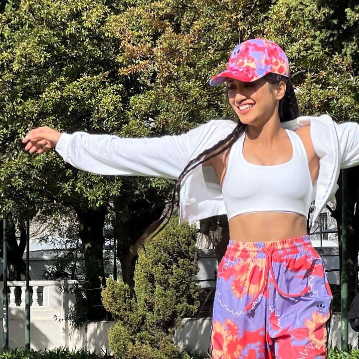 शिवांगी जोशी इन दिनों केपटाउन में हैं और वो रोहित शेट्टी के स्टंट शो खतरों के खिलाड़ी 12 की शूटिंग कर रही हैं.