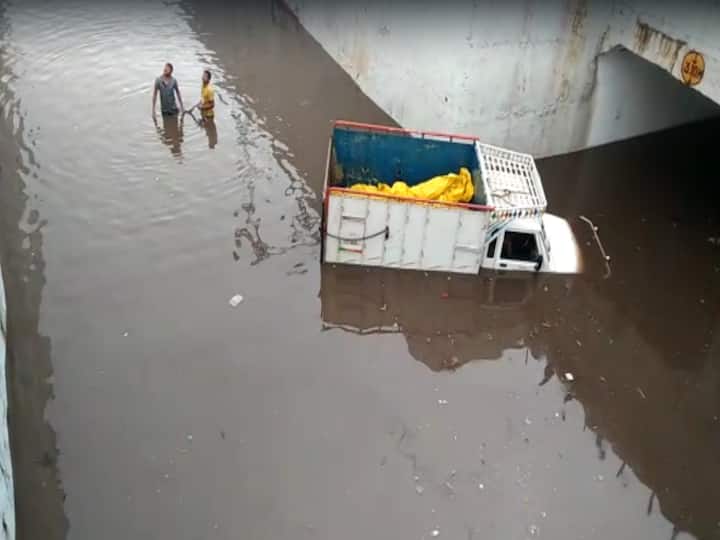 Vizianagaram heavy rains in kottavalasa railway under bridge flooded Vizianagaram Rains : కొత్తవలసలో వర్ష బీభత్సం,14 గ్రామాలకు రాకపోకలు బంద్