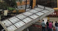 રાજકોટઃ ચાર માળની ઈમારત પર લગાવેલ મોટુ હોર્ડિંગ થયું ધરાશાયી, જુઓ વીડિયો