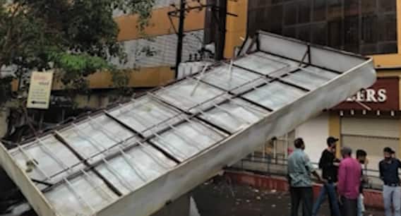 રાજકોટઃ ચાર માળની ઈમારત પર લગાવેલ મોટુ હોર્ડિંગ થયું ધરાશાયી, જુઓ વીડિયો