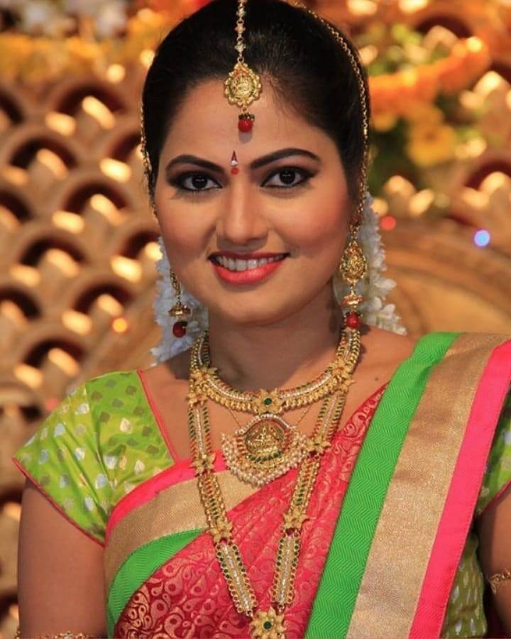 ప్రస్తుతం 'దేవత' సీరియల్ లో లీడ్ రోల్ లో నటిస్తోంది సుహాసిని. ఒక్కో ఎపిసోడ్ కు దాదాపు 25 వేలు పారితోషికం తీసుకుంటోందని టాక్. అయితే కేవలం నటనకే అంకితం కాకుండా కొన్ని సీరియల్స్ కి నిర్మాణ బాధ్యతలు కూడా చేపట్టింది.