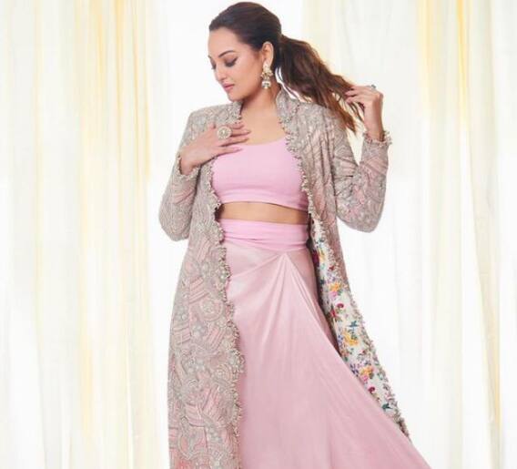 सोनाक्षीचं हटके ड्रेसमध्ये नवं फोटोशूट