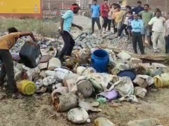 Kasganj News Bulldozer was run on illegal liquor worth about 2.5 lakh rupees after Court order ANN Kasganj: कासगंज में पुलिस का बड़ा एक्शन, इतने लाख रुपए की अवैध शराब पर चलाया गया बुलडोजर