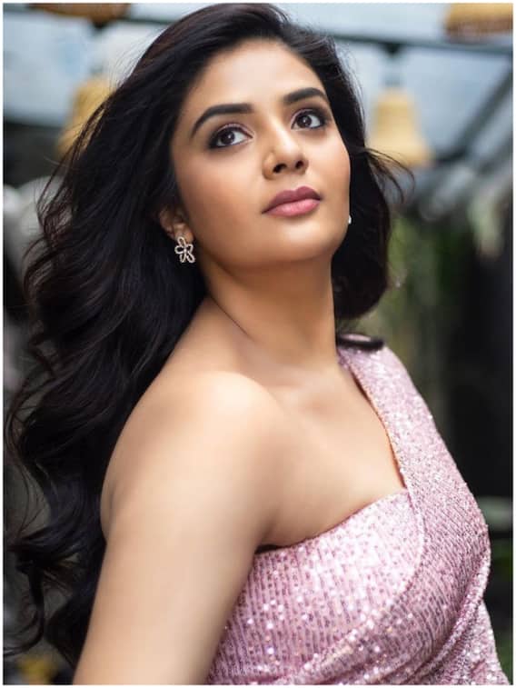 మోడ్రన్‌గా చీర కట్టిన శ్రీముఖి - స్ట్రాప్‌లెస్ బ్లౌజ్‌లో