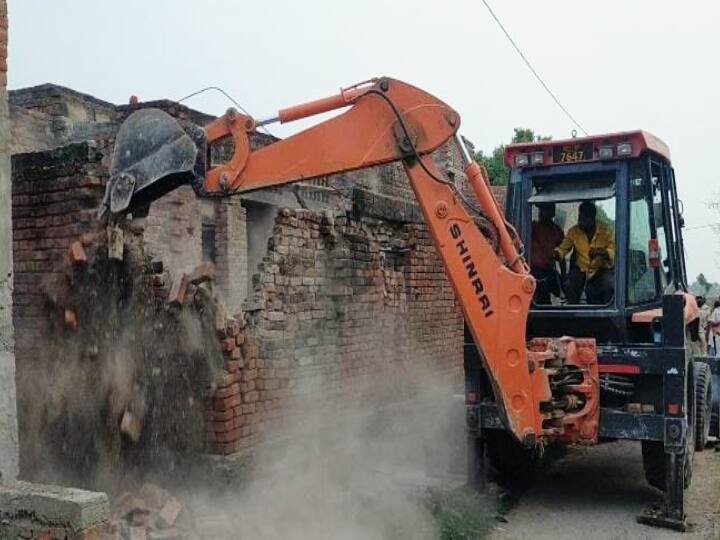 Bihar News: Illegally built 74 house being demolished by bulldozer in Kaimur Police detain Former MLA ann Bihar News: 74 मकानों पर प्रशासन ने चला दिया बुलडोजर, विरोध करने वाले पूर्व विधायक को पुलिस ने हिरासत में लिया