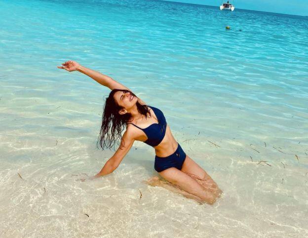 અભિનેત્રી રકુલ પ્રીત સિંહ સાઉથ ઈન્ડસ્ટ્રીની સાથે સાથે બોલિવૂડમાં પણ જાણીતું નામ છે. અભિનેત્રી રકુલ પ્રિત તેની બિકિની તસવીરોને લઈ ચર્ચામાં છે. રકુલ તેના ગ્લેમરસ લુક અને ક્યૂટ ચહેરાથી ચાહકોનું દિલ જીતી લે છે. રકુલની બિકિની તસવીરોએ સોશિયલ મીડિયામાં આગ લગાવી છે.