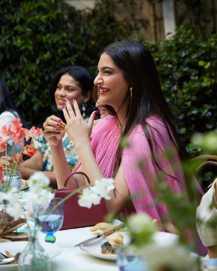 सोनम कपूर और आनंद आहूजा के घर अगस्त महीने में नन्हे मेहमान की किलकारियां गूंजने वाली हैं. बता दें कि सोनम कपूर ने 8 मई 2018 को अपने बॉयफ्रेंड आनंद आहूजा संग शादी रचाई थी.