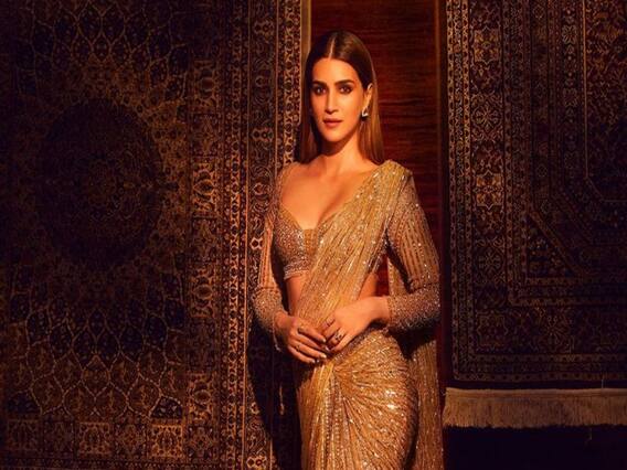 Kriti Sanon: బంగారు రంగు చీరలో సెక్సీ లుక్స్తో కృతి సనన్ Kriti Sanon: బంగారు రంగు చీరలో సెక్సీ లుక్స్తో కృతి సనన్