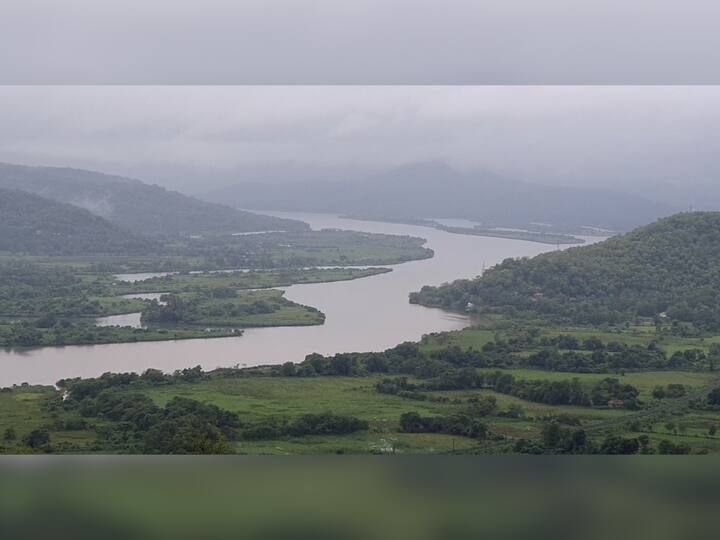 पहिल्याच पावसामुळे इथले खुललेले निसर्गाचे सौदर्य प्रवाशांना खुणावत आहे