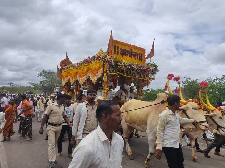 साधू-संत येती घरा तोची दिवाळी दसरा असं चित्र वाल्हे गावात बघायला मिळालं.