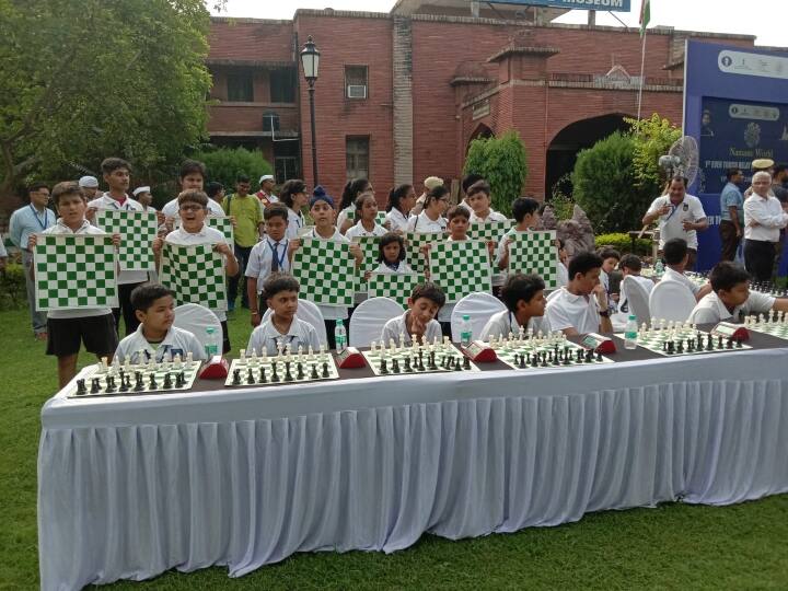 Prayagraj News Chess players reached Sangam city with relay torch of Chess Olympiad in Monday ANN Prayagraj News: चेस ओलंपियाड की रिले टॉर्च लेकर प्रयागराज पहुंचे शतरंज खिलाड़ी, जोरदार स्वागत के बाद वाराणसी रवाना