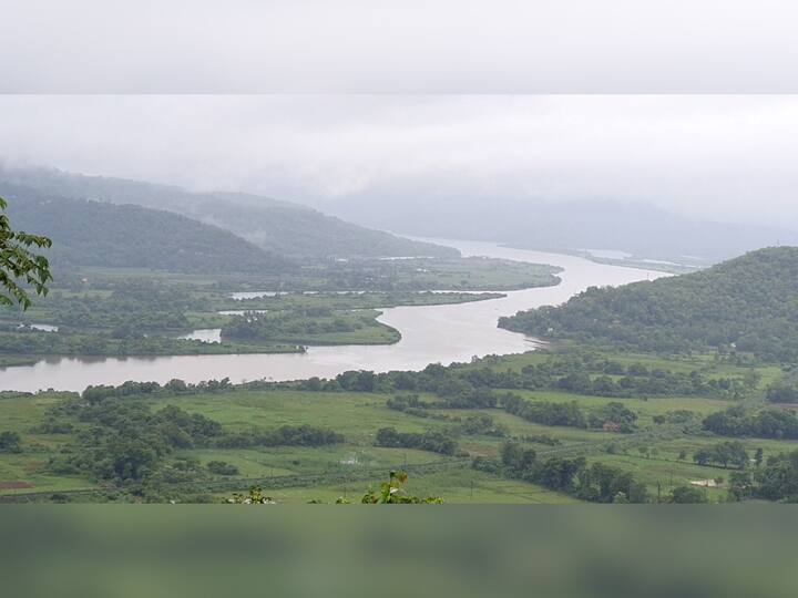 रत्नागिरी जिल्ह्यातील प्रमुख नदी म्हणजे वाशिष्ठी. तिवरे इथे अडीच हजार फूट उंच पर्वतराजीतून या नदीचा उगम होतो.