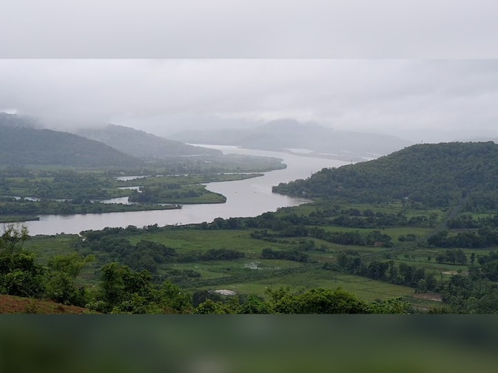 इथून प्रवास करणाऱ्या प्रवाशांच्या मनाला भुरळ घालत आहे