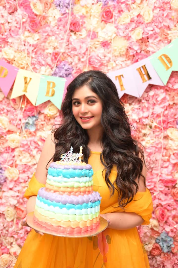 জন্মদিনের সকালটা খুদেদের জন্য, আর বিকেলটা পরিবার আর বন্ধুদের। যাঁদের কাছে কখনোই বড় হন না ঋতাভরী চক্রবর্তী (Ritabhari Chakraborty)।