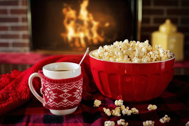 అర్ధరాత్రి సమయంలో ఆకలి వేసినప్పుడు పాప్ కార్న్ తినవచ్చు. కానీ బటర్ వేసినవి లేదా ఎక్కువ మోతాదులో తీసుకోకపోతే మంచిది.