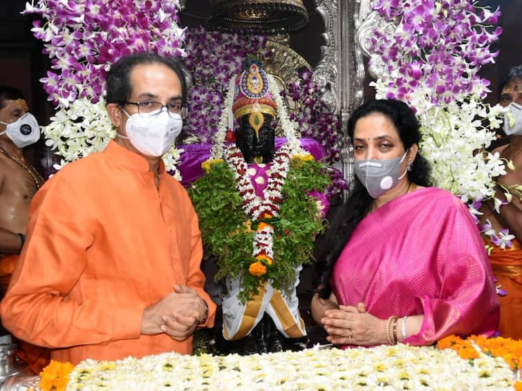 Maharashtra Political Crisis  Uddhav Thackeray or the new Chief Minister Ashadhi wari  who will do the pandharpur pooja Maharashtra Political Crisis :  यंदा विठ्ठलाच्या शासकीय पूजेचा मान यंदा उद्धव ठाकरे यांना की नव्या मुख्यमंत्र्यांना? चर्चांना उधाण