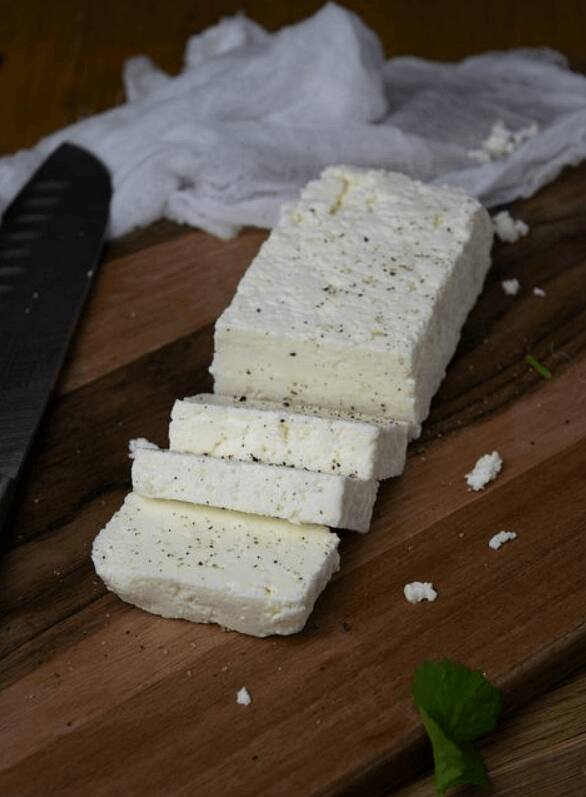 రాత్రి సమయంలో ఆకలి వేసినప్పుడు చిన్న పనీర్ ముక్క తినండి. ఇది ఆకలిని నియంత్రిస్తుంది.