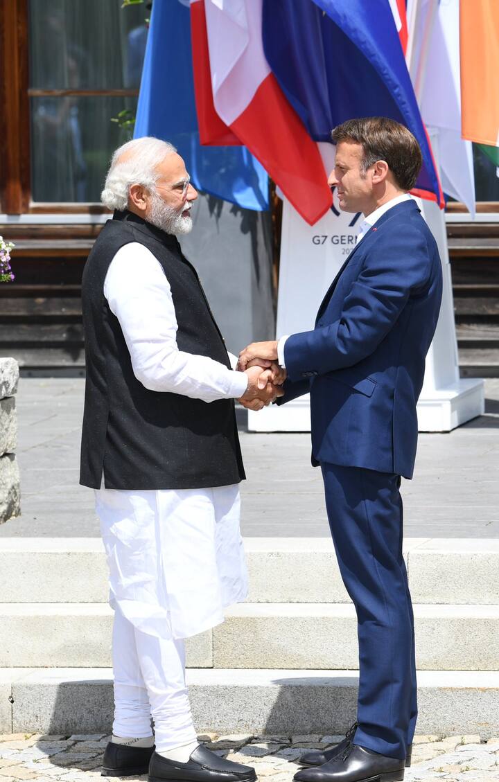 जर्मनी में पीएम मोदी फ्रांस के राष्ट्रपति इमैनुएल मैक्रों (Emmanuel Macron) के साथ भी गर्मजोशी से मिले