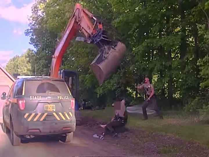 When The Police Went To Catch The Suspect In US The Father Attacked The Excavator, Then What Happened See The Video