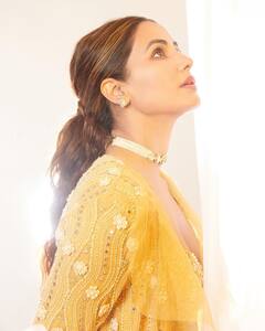 Hina Khan Pics: इंडो वेस्टर्न लिबास में सूरज की किरणों की तरह चमक रही हैं हिना खान, ढा रही हैं कयामत