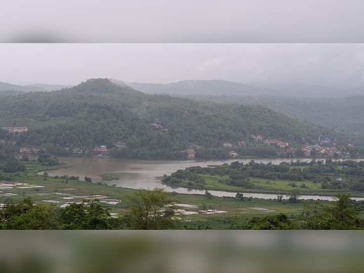 नदीच्या बाजूलाच नारळी, पोफळीच्या बागा आणि त्यात टुमदार कौलारु घरे, मन मोहून टाकणारी ही निसर्गाची दृश्ये